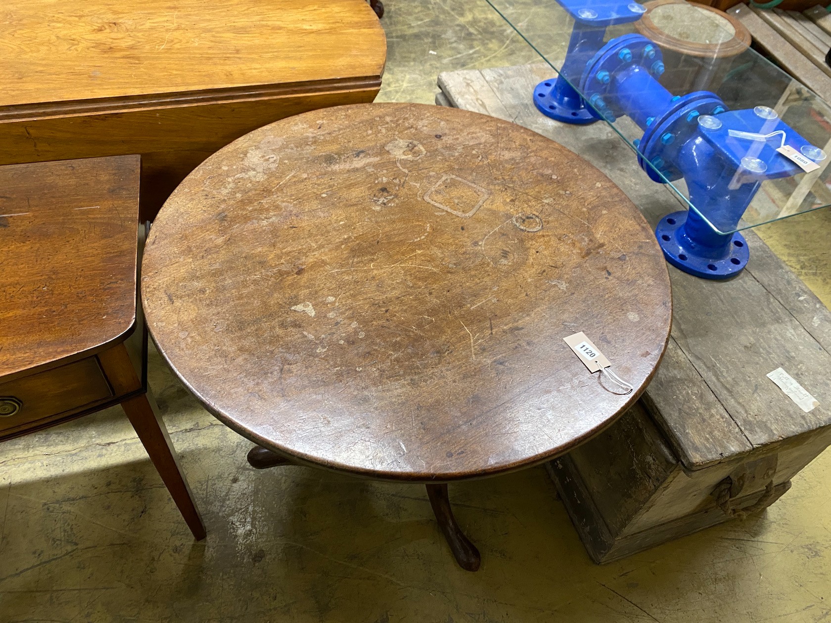 A George III mahogany circular tilt top tripod tea table, diameter 86cm, height 72cm